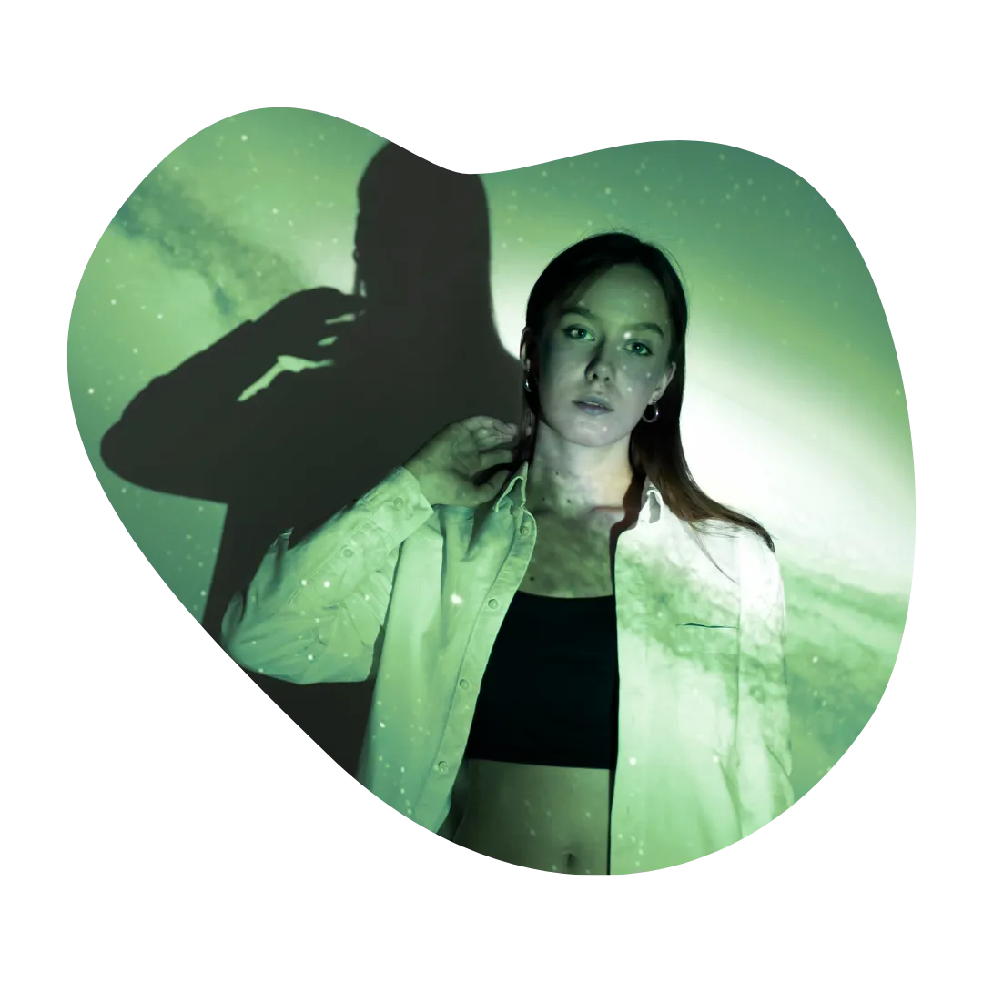 Projektion Sabine Dasche-Benz, die Friedensgestalterin